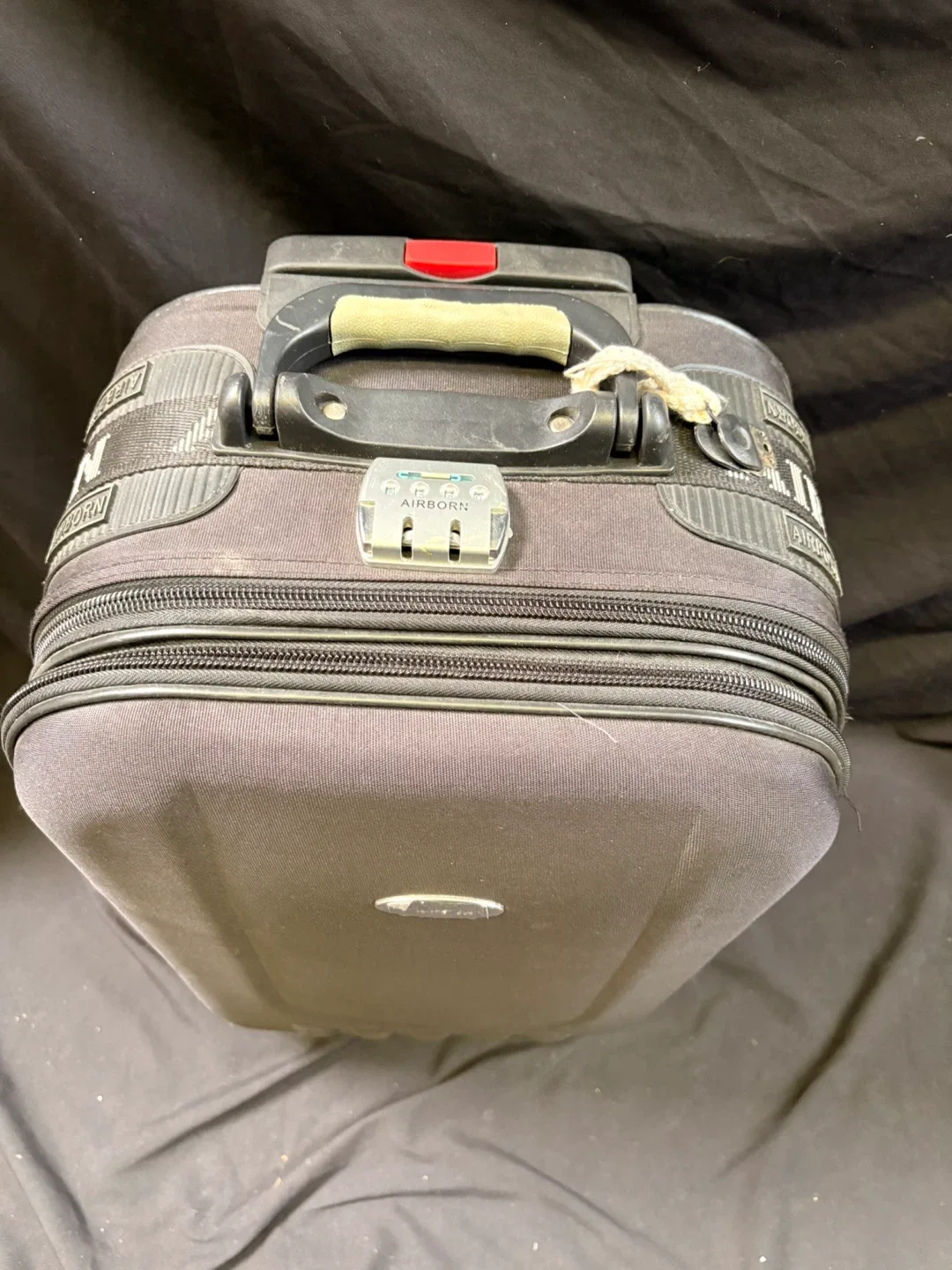 Airborne Rolling Carry-On Suitcase image indicator(2)