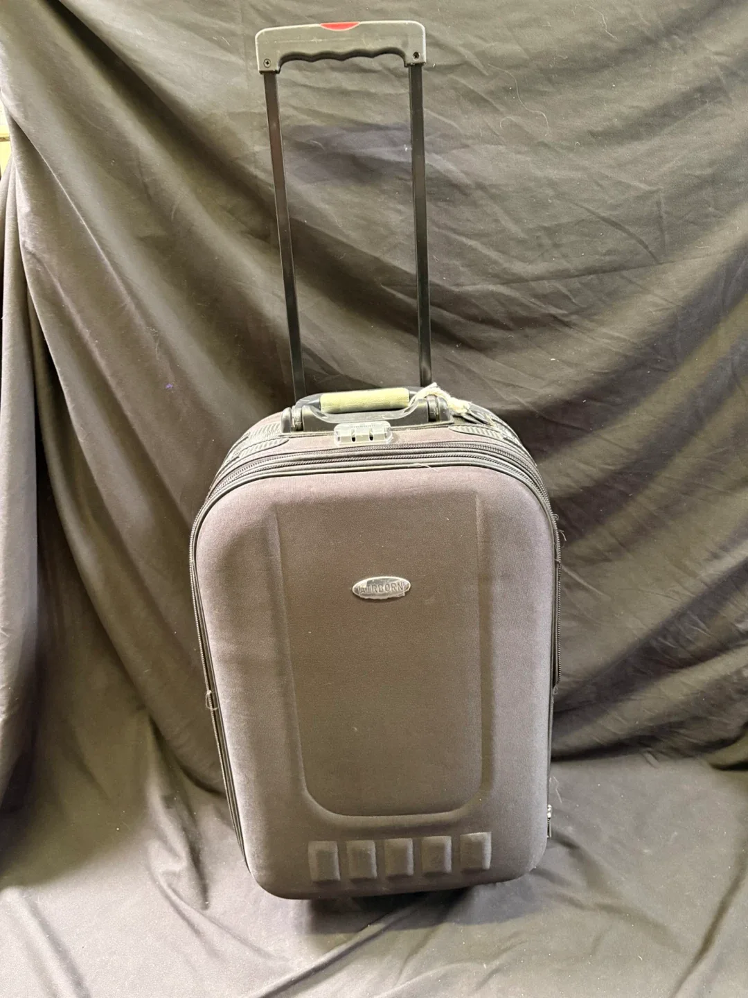 Airborne Rolling Carry-On Suitcase image indicator(3)