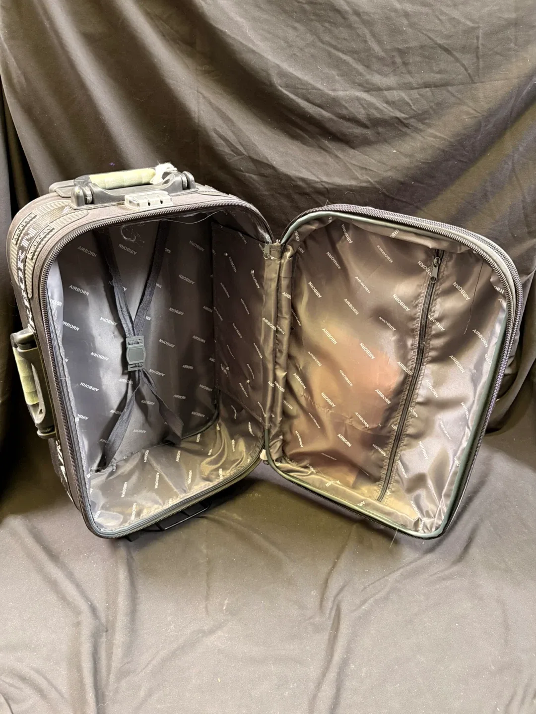 Airborne Rolling Carry-On Suitcase image indicator(7)