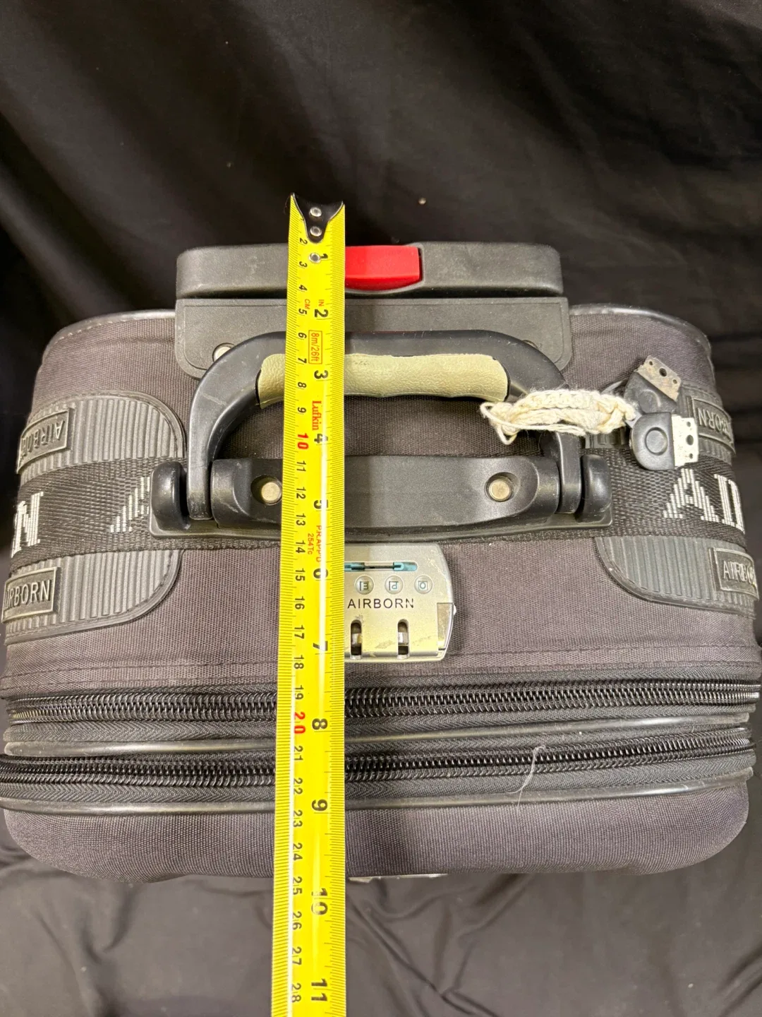 Airborne Rolling Carry-On Suitcase image indicator(8)