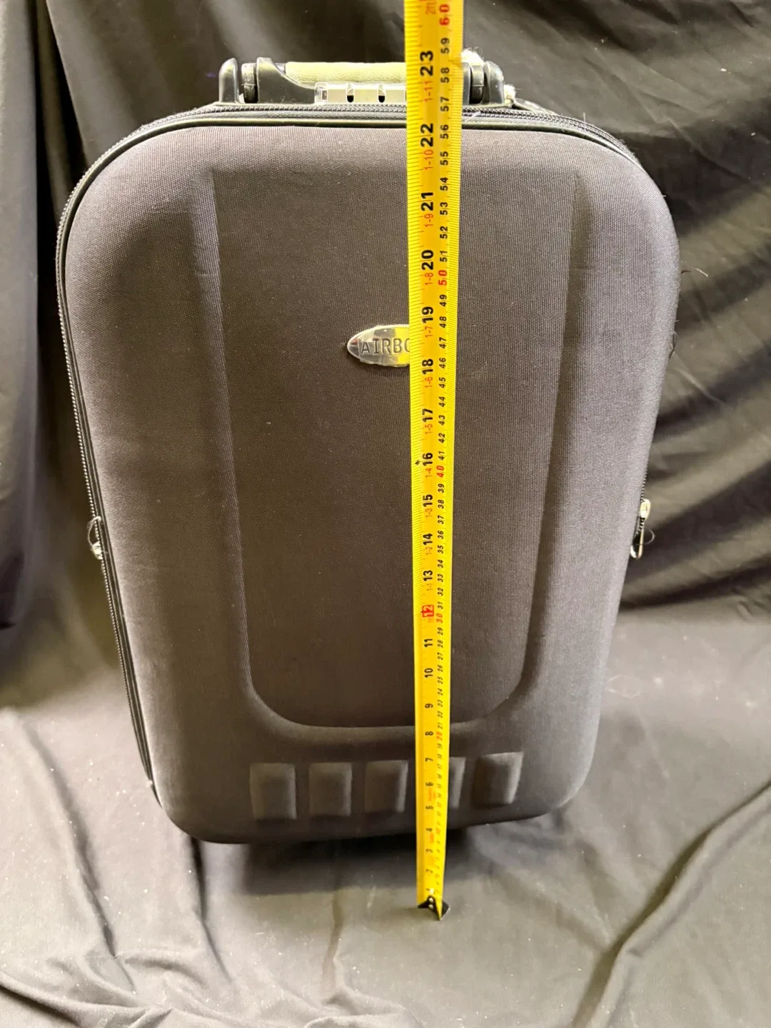 Airborne Rolling Carry-On Suitcase image indicator(9)