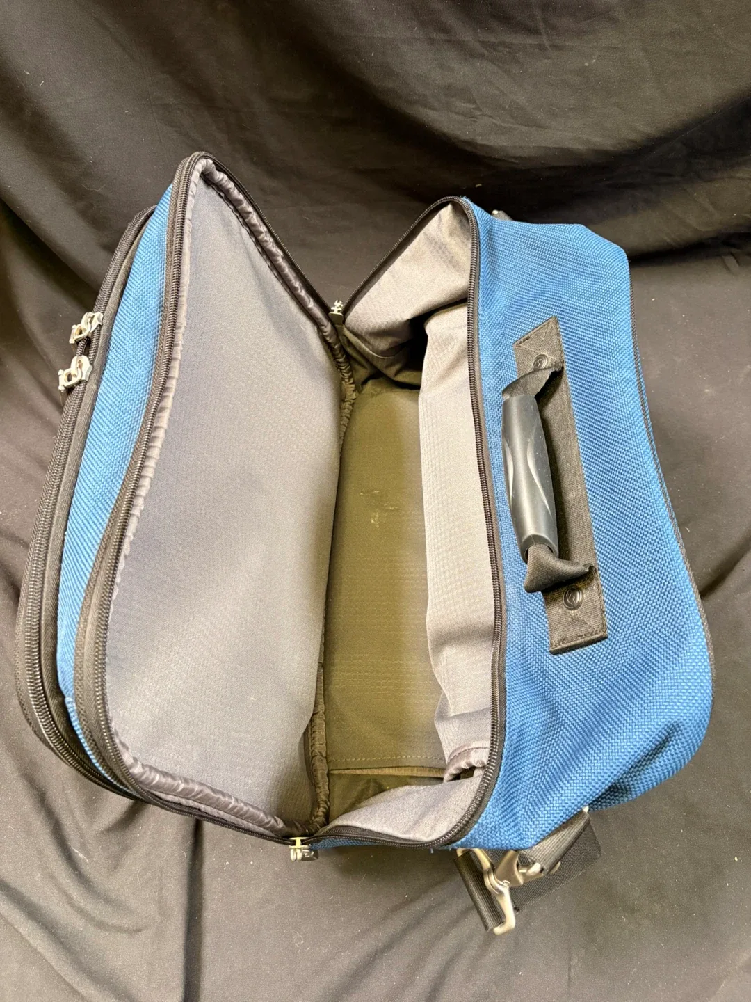 Skyway Blue Carry-On Bag image indicator(4)