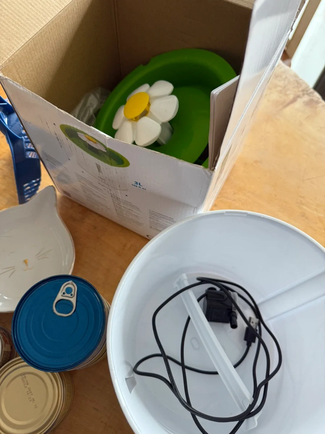 Catit Flower Fountain, Friskies Cat Food, Blue Tastefuls image indicator(3)