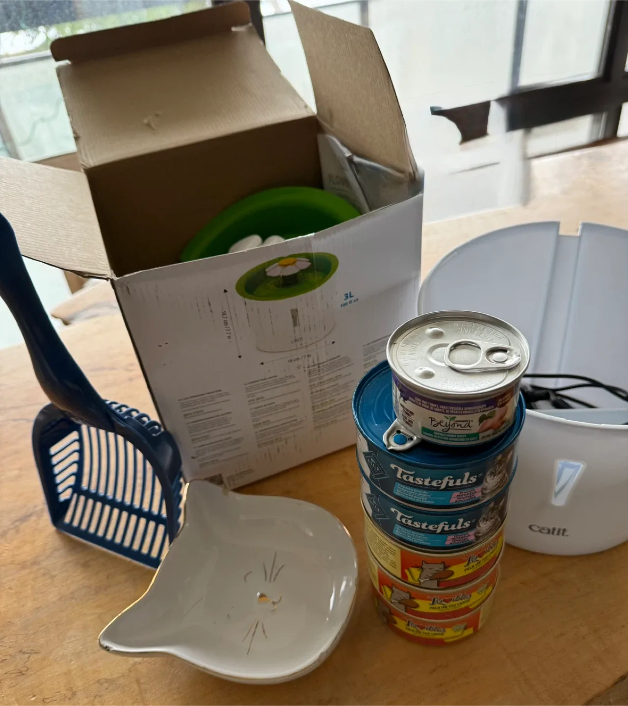 Catit Flower Fountain, Friskies Cat Food, Blue Tastefuls image indicator(5)