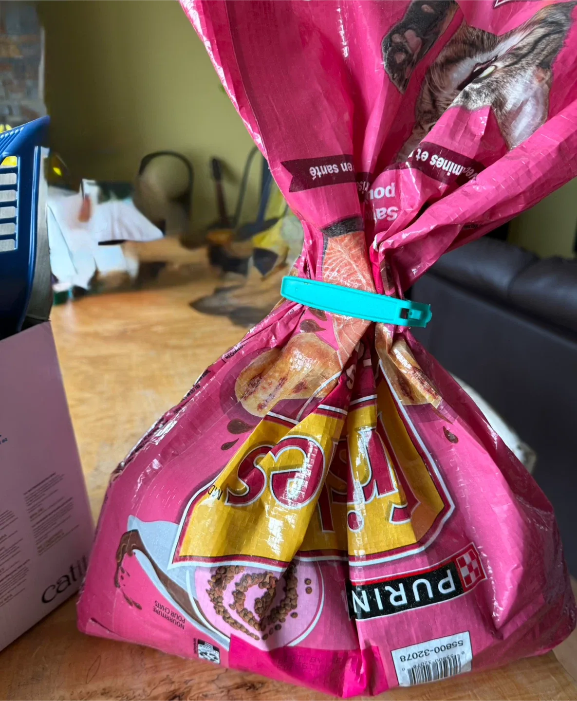 Catit Flower Fountain, Friskies Cat Food, Blue Tastefuls image indicator(2)