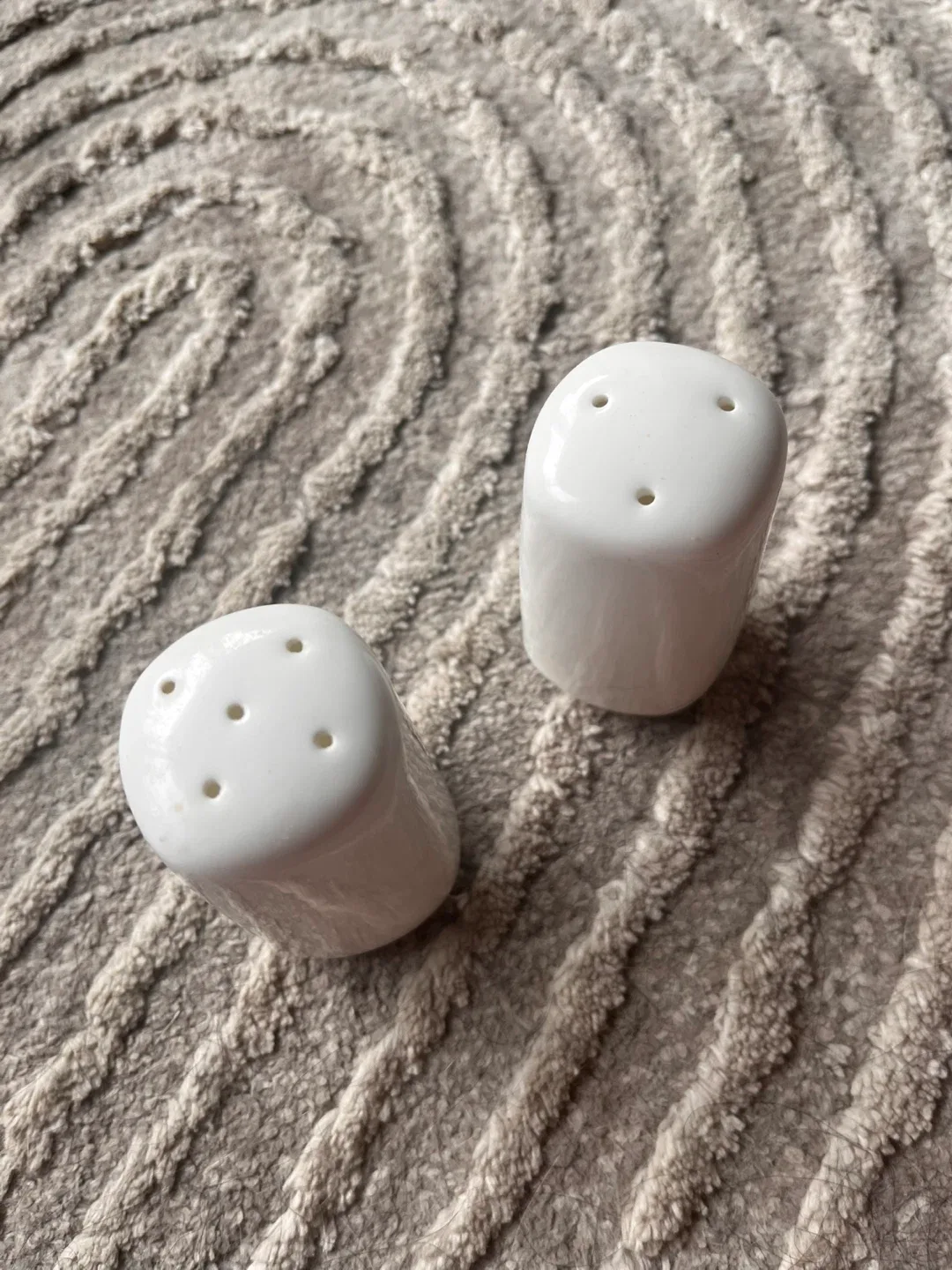 White Ceramic Salt Pepper Shakers image indicator(2)