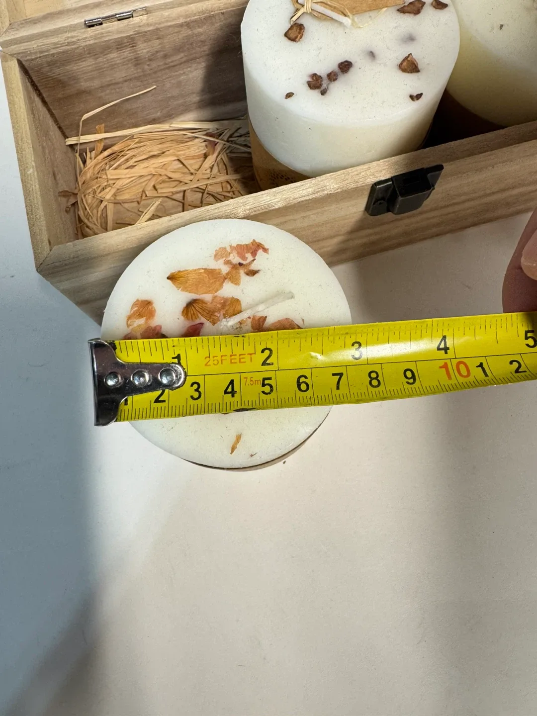 Assorted candles in wooden case set of 4 image indicator(6)