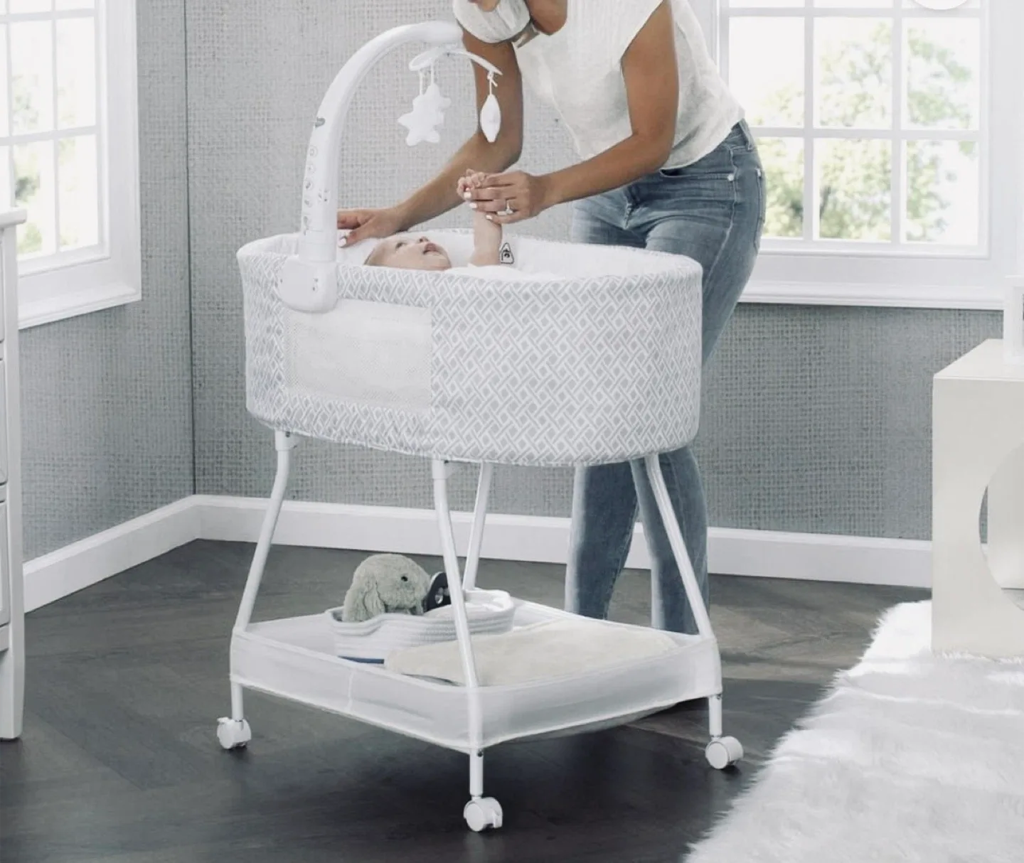 Delta Children Sweet Beginnings Bassinet image indicator(3)
