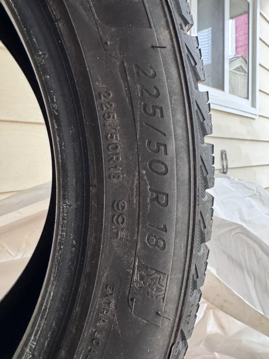 225/50 R18 Tires image indicator(2)