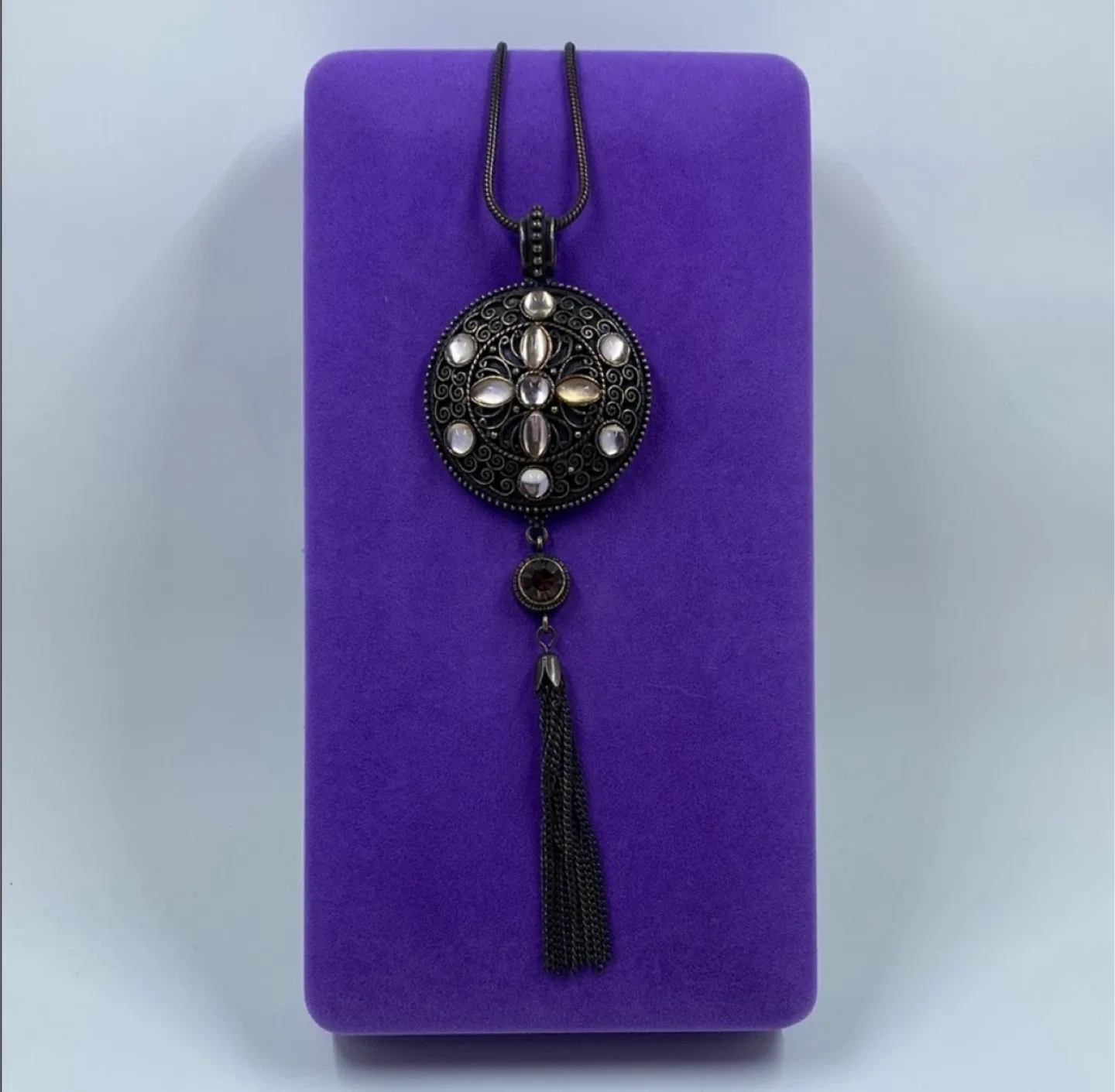 Vintage & New Jewellery - Necklaces, Brooches & Pendants image indicator(10)