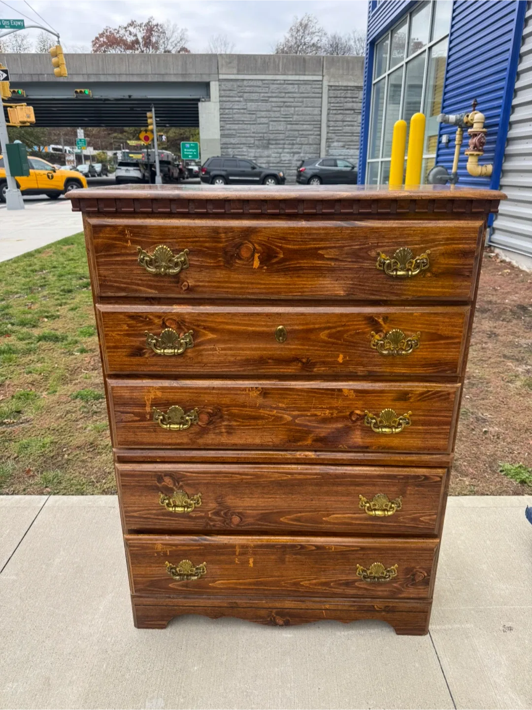 Free delivery dresser