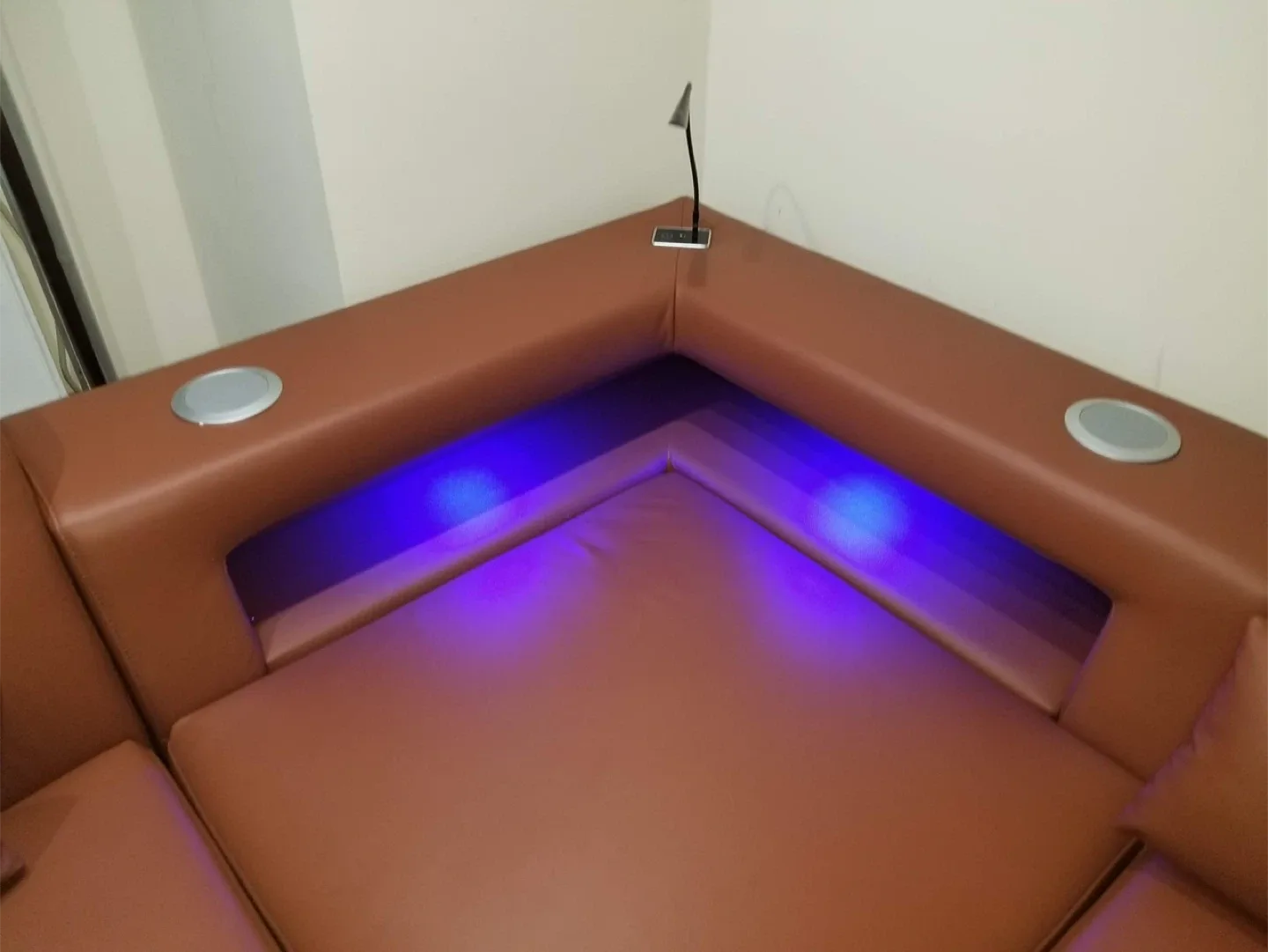 Sofadream Custom Leather Couches image indicator(2)