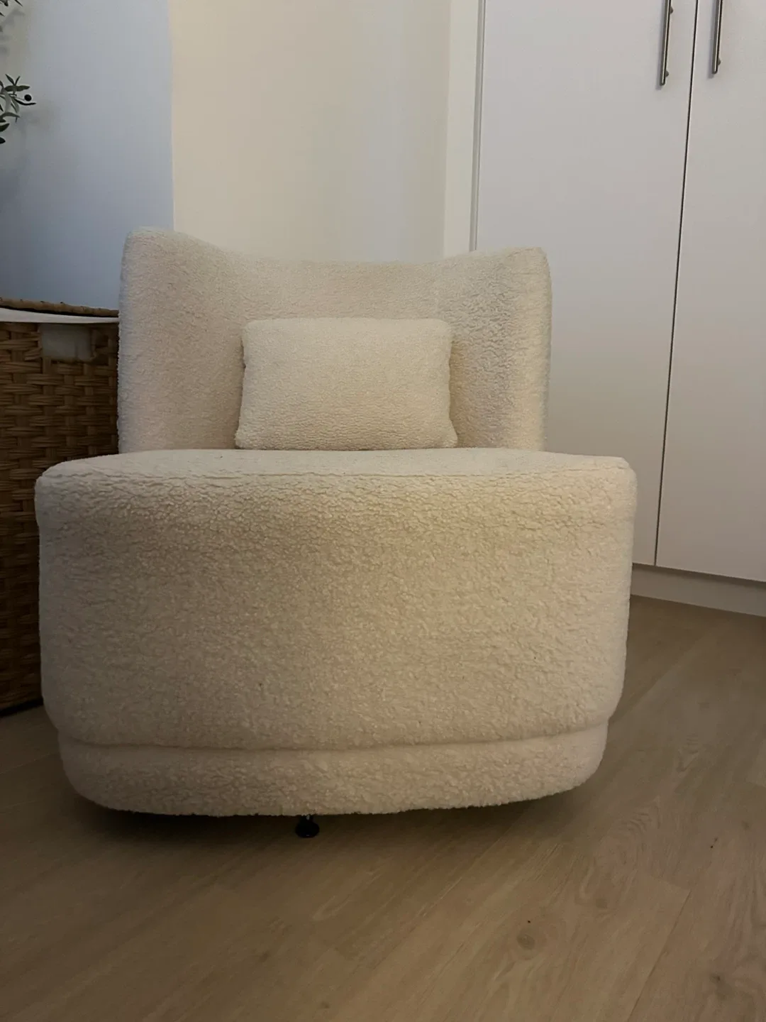 Cream-colored Boucle Swivel Chair image indicator(3)