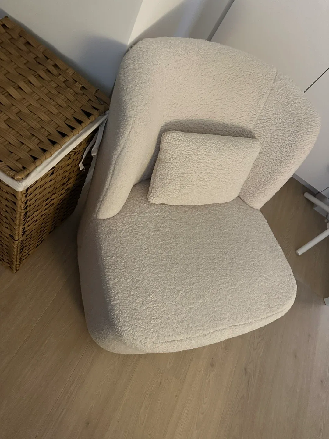 Cream-colored Boucle Swivel Chair image indicator(2)