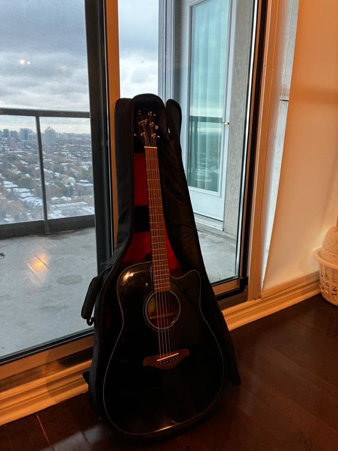 Yamaha FX335 Acoustic-Electric Guitar image indicator(2)