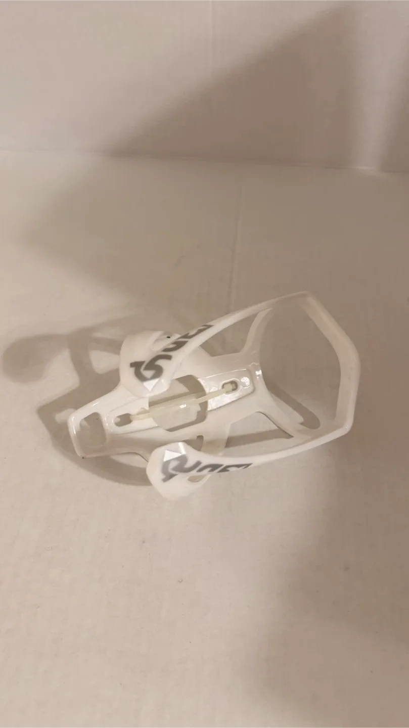 White Bicycle Water Bottle Cage image indicator(2)