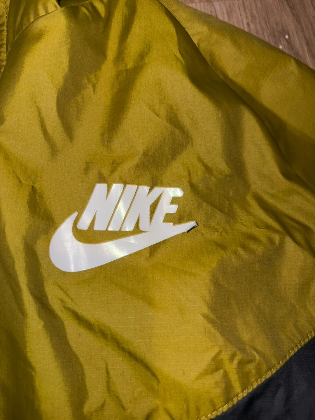 Nike Windbreaker Jacket - Size L image indicator(3)