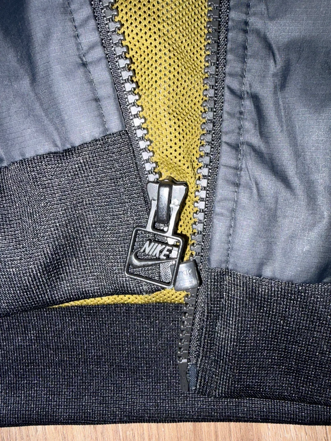 Nike Windbreaker Jacket - Size L image indicator(4)