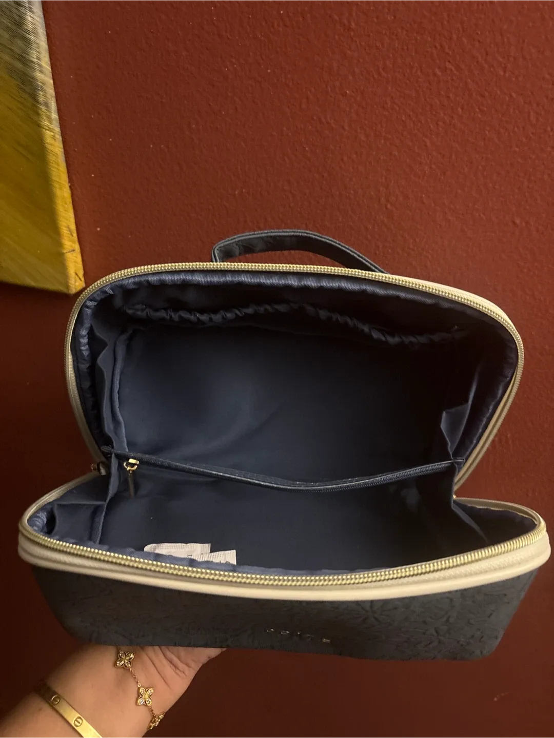 NEW PRITE Carry Your Style With Pride Vanity Case image indicator(6)