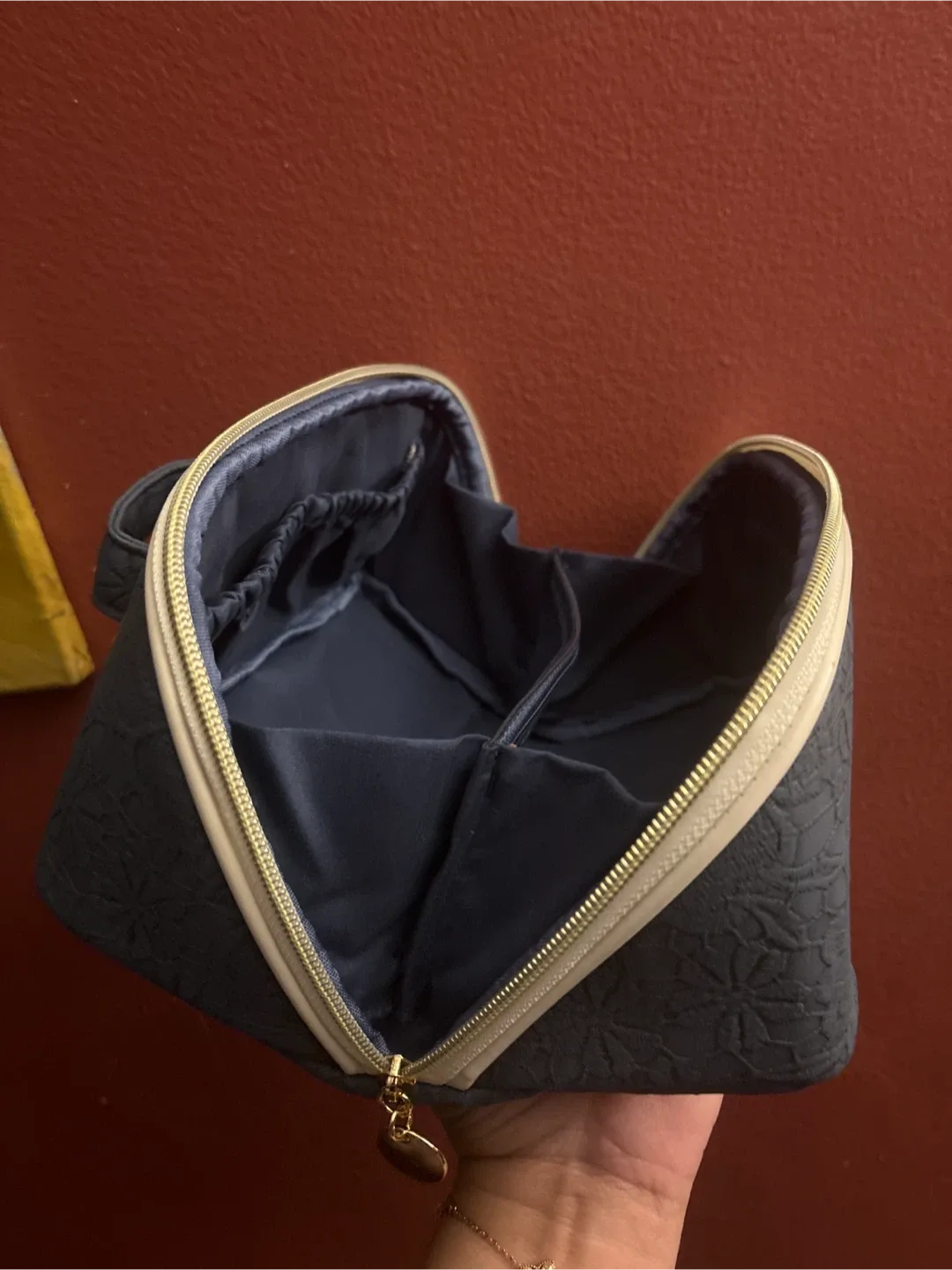 NEW PRITE Carry Your Style With Pride Vanity Case image indicator(7)