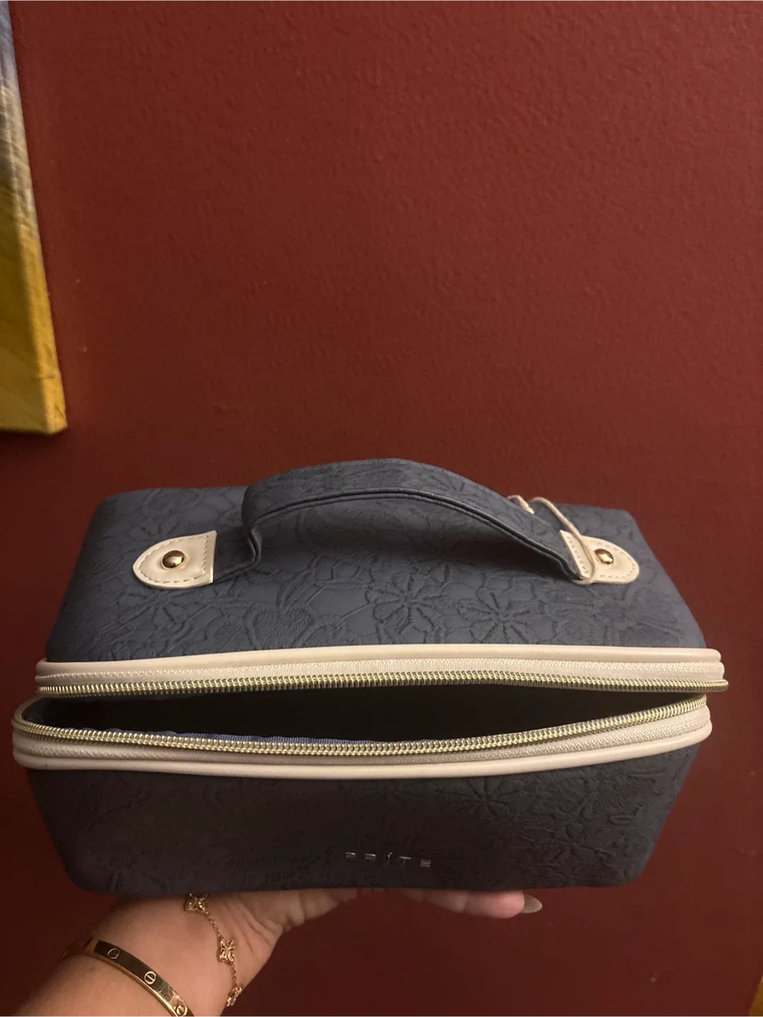 NEW PRITE Carry Your Style With Pride Vanity Case image indicator(8)