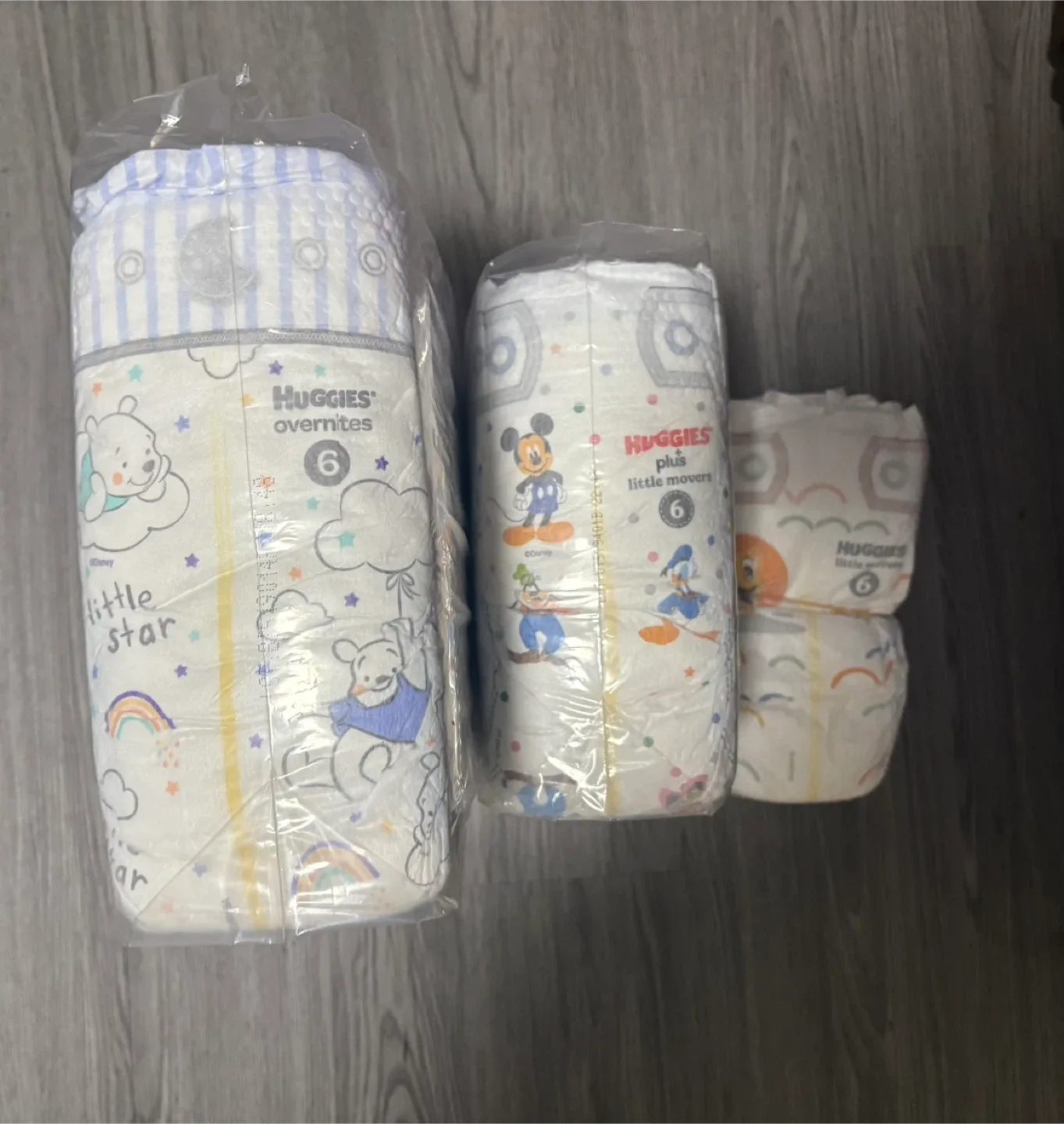 Size 6 Huggies and Pampers diapers image indicator(2)