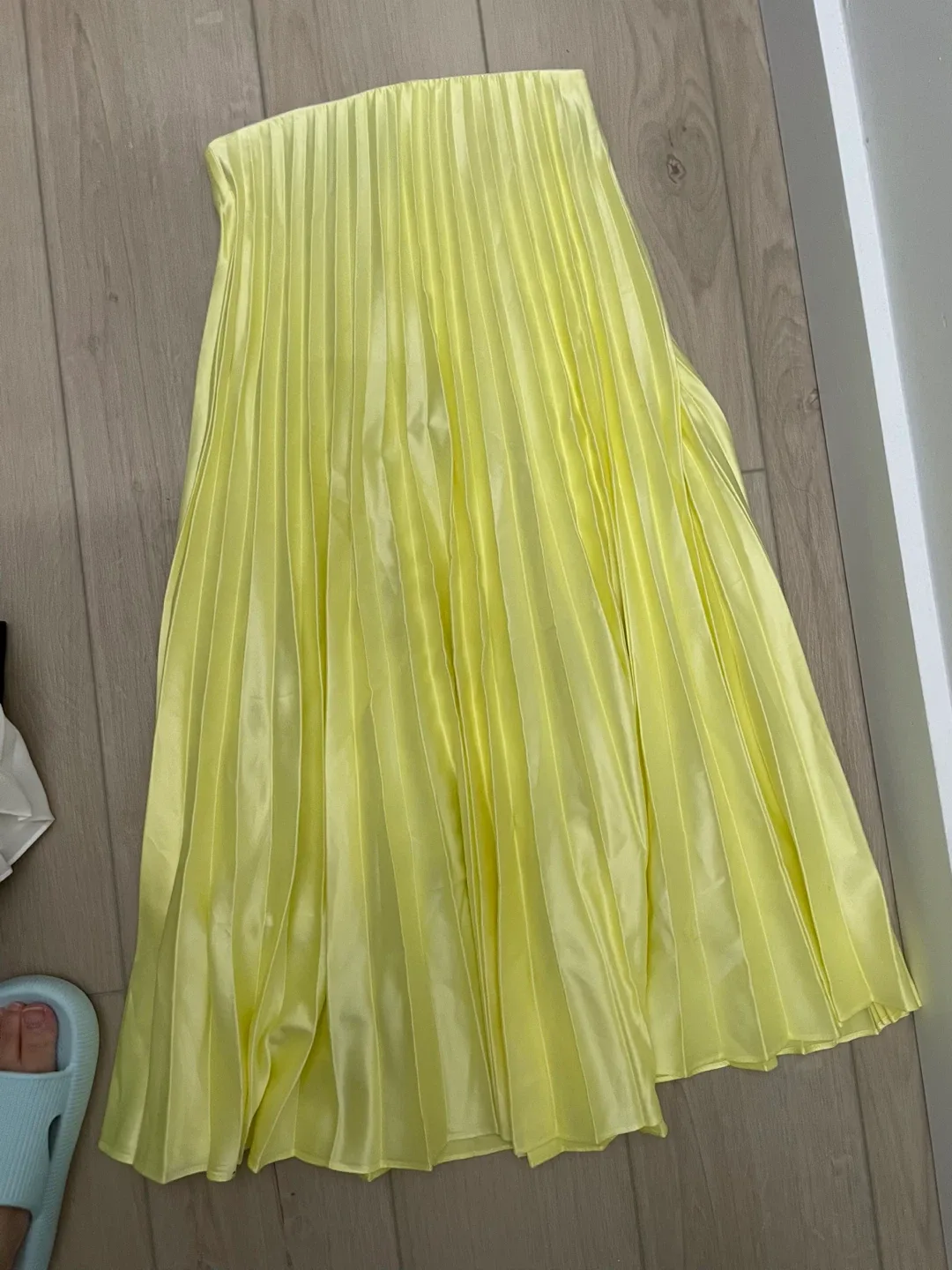 Zara Satin Yellow Pleated Skirt - Size XS- Last offer image indicator(2)