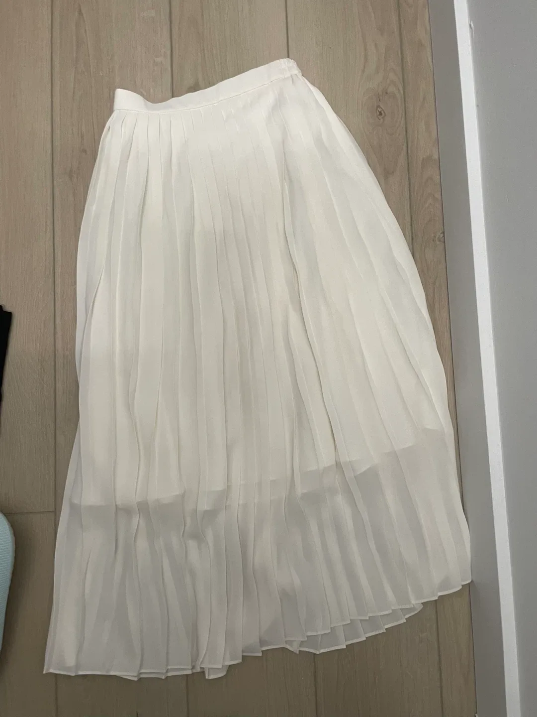 Uniqlo Chiffon Pleated Skirt - size XS - Last offer image indicator(3)