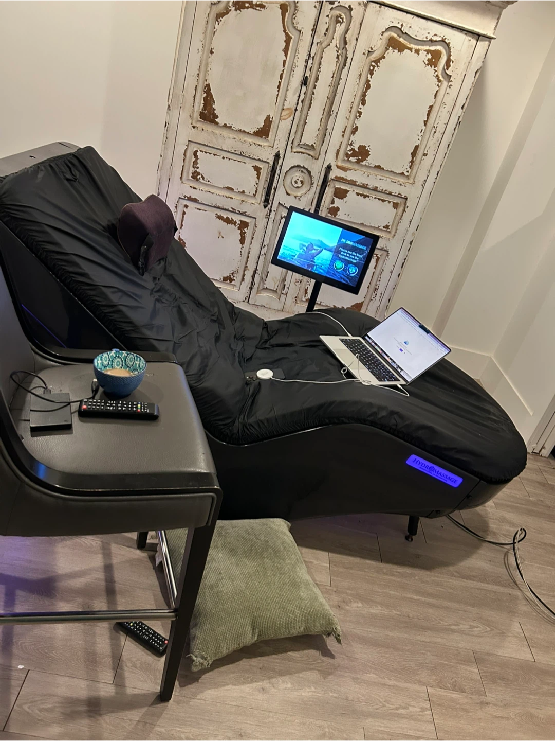Hydromassage Lounge Chair with Monitor