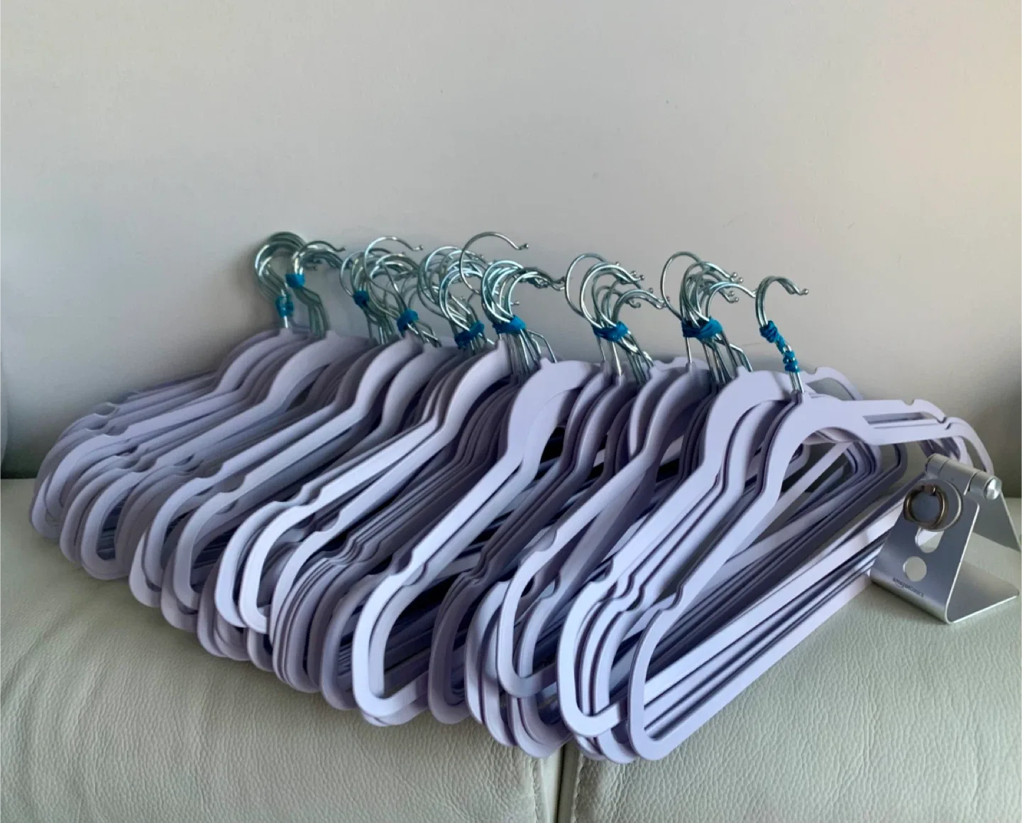 💜 Lot of 82 Slim/Skinny Clothes Hangers image indicator(2)
