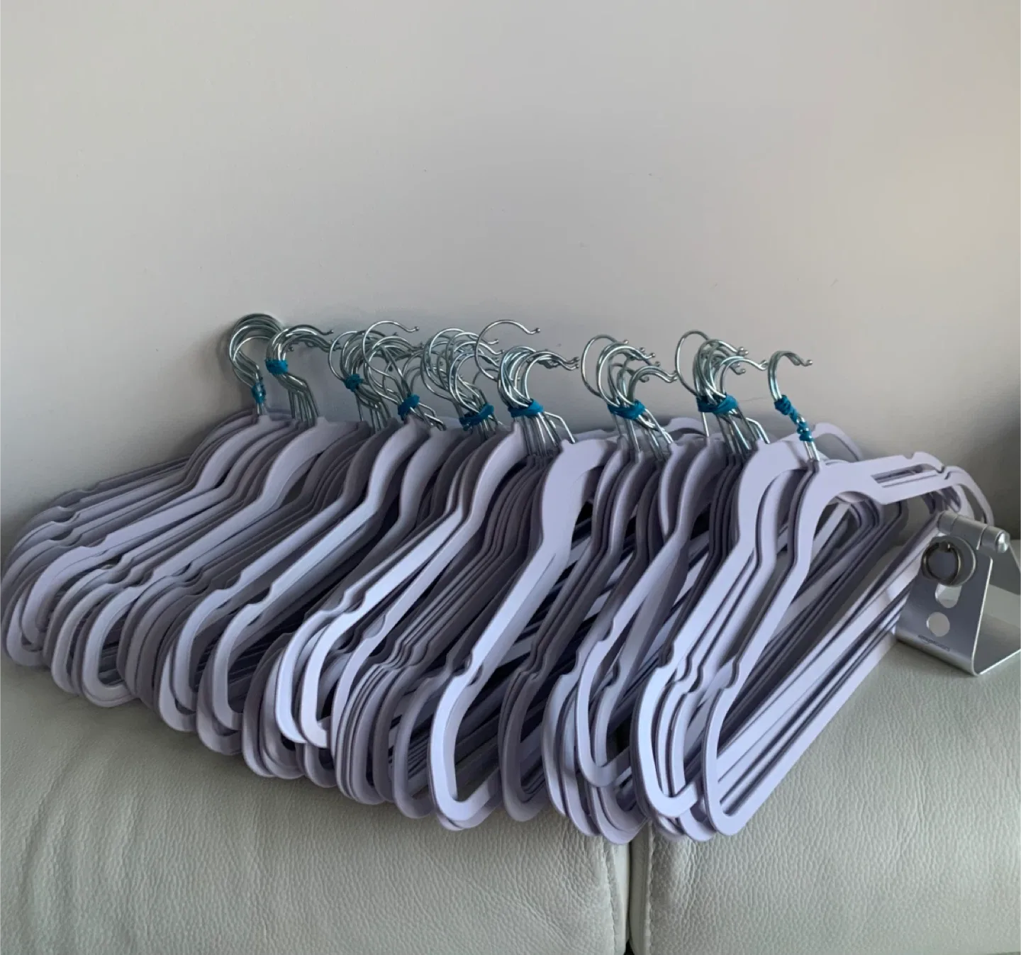 💜 Lot of 82 Slim/Skinny Clothes Hangers image indicator(6)