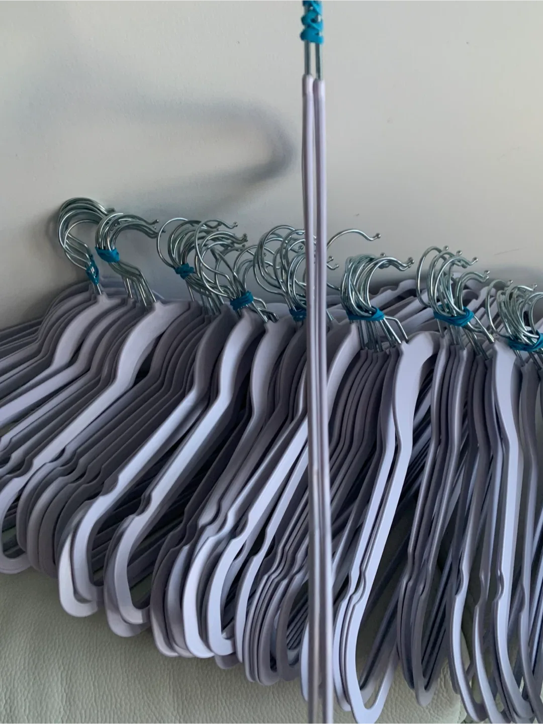 💜 Lot of 82 Slim/Skinny Clothes Hangers image indicator(3)
