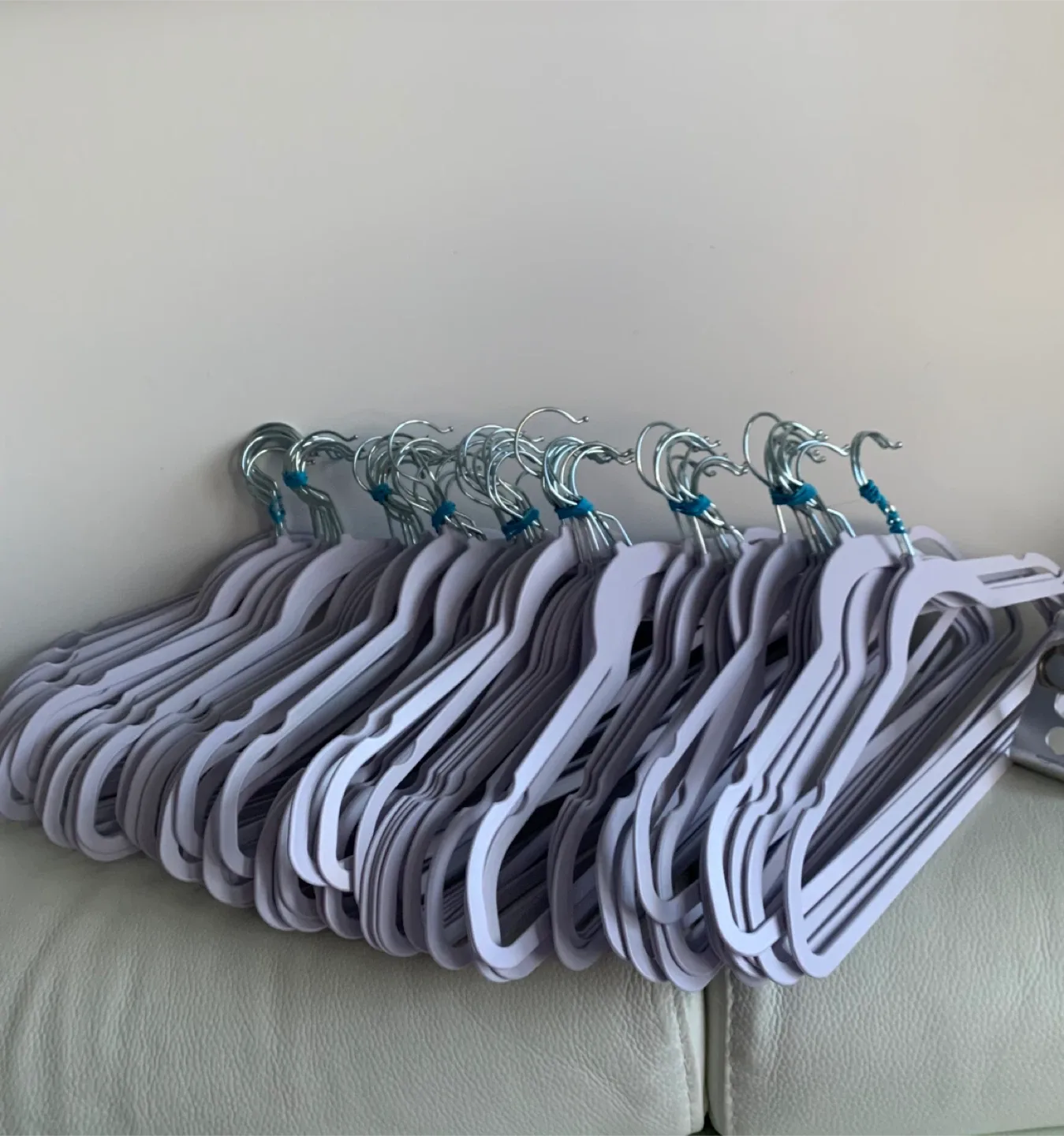 💜 Lot of 82 Slim/Skinny Clothes Hangers image indicator(7)