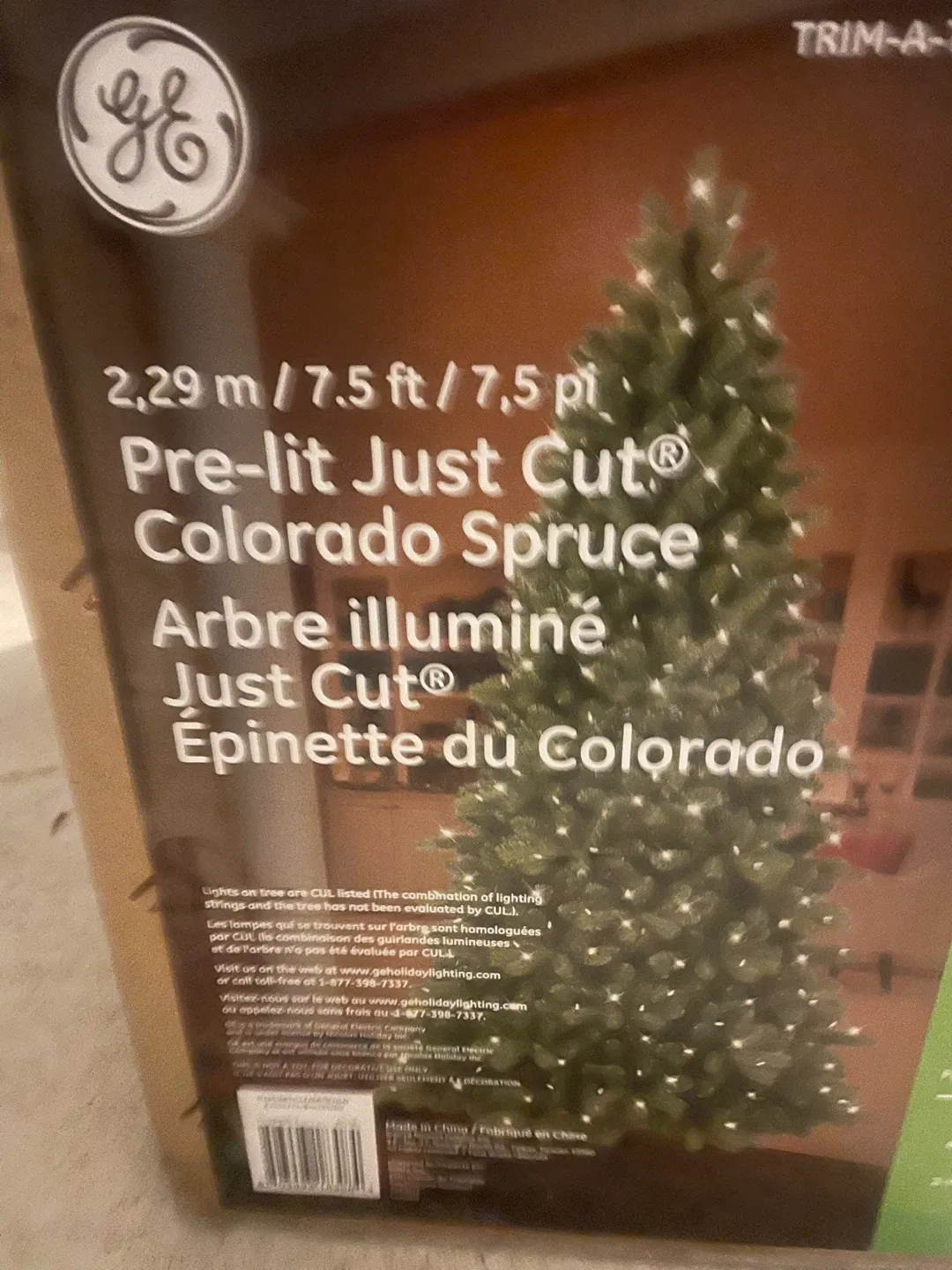 GE Pre-lit Just Cut Colorado Spruce Tree - 7.5 ft image indicator(4)