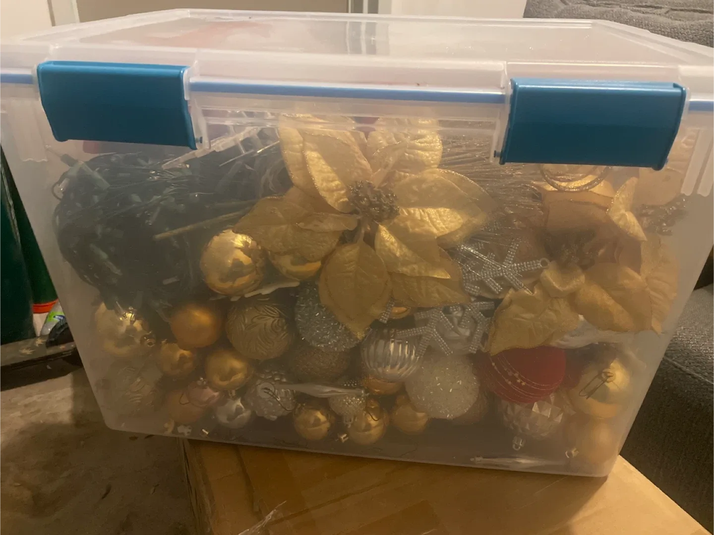 GE Pre-lit Just Cut Colorado Spruce Tree - 7.5 ft image indicator(8)