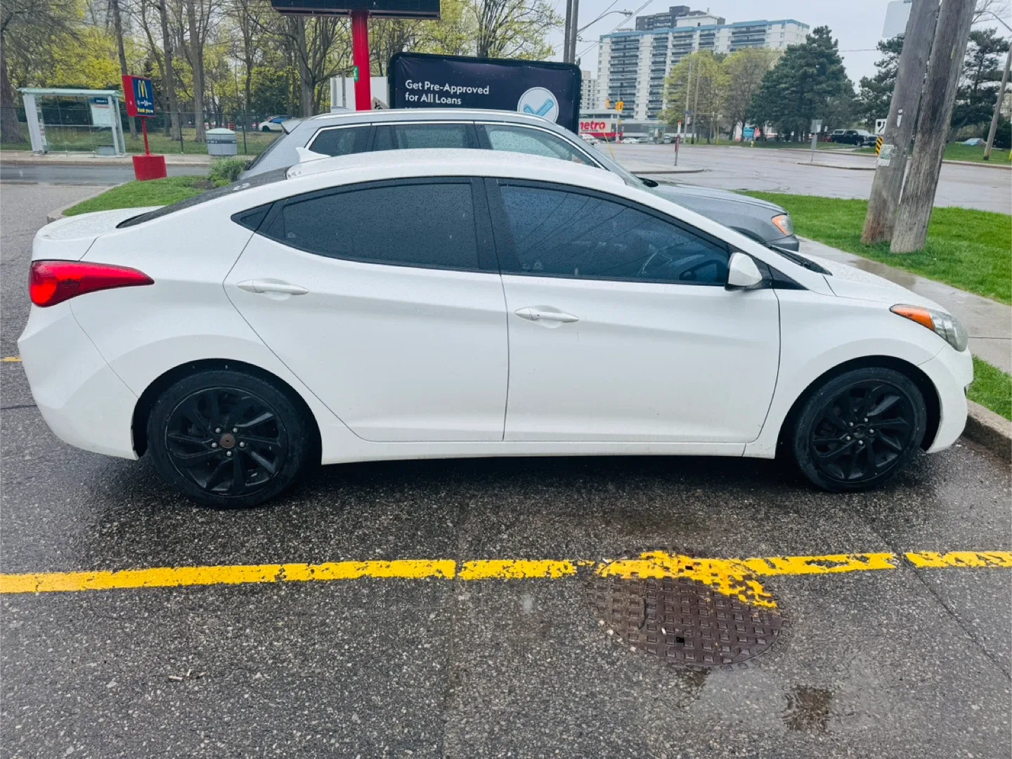 White Hyundai Elantra image indicator(2)