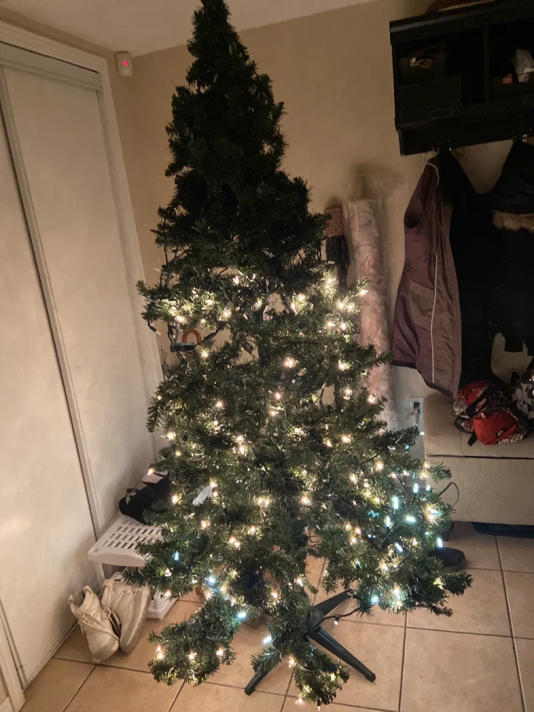 Pre-lit Artificial Christmas Tree and more image indicator(3)