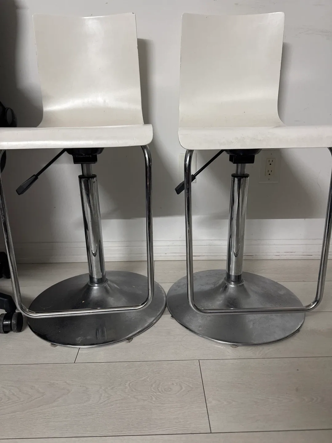 White Swivel Bar Stool image indicator(6)