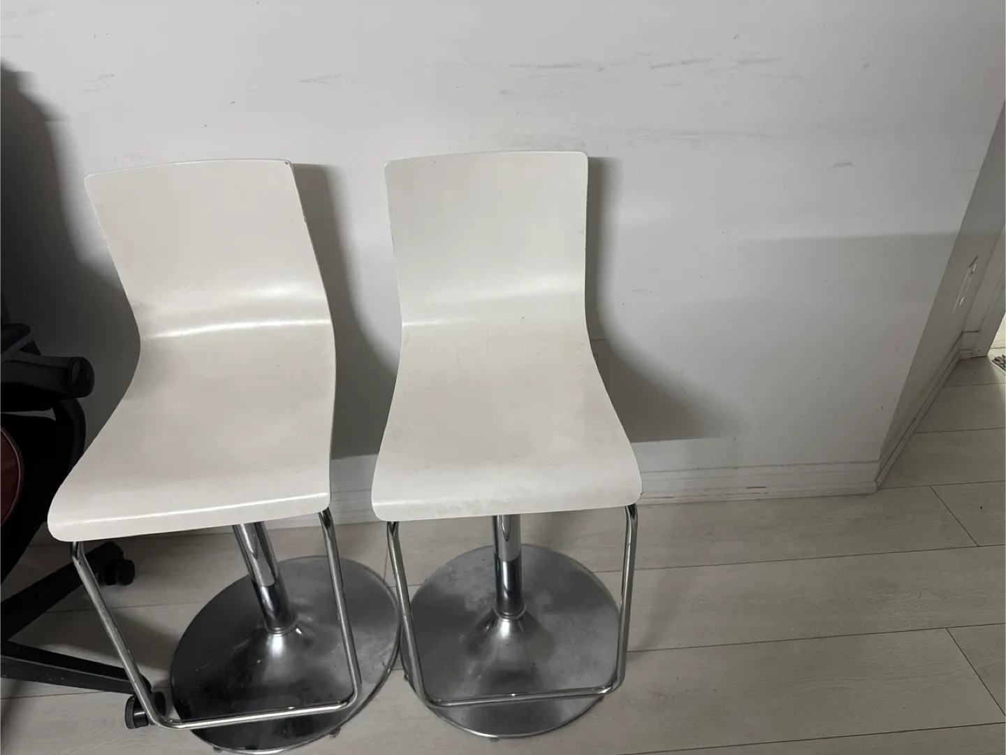 White Swivel Bar Stool image indicator(5)