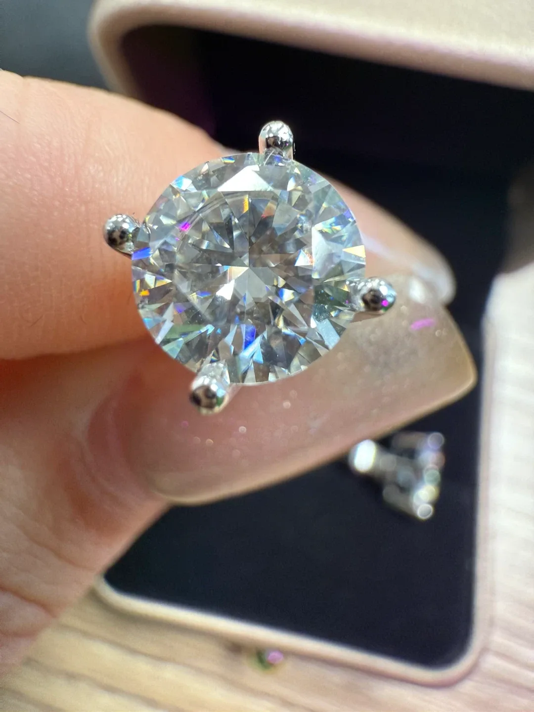 Silver Moissanite Stud Earrings image indicator(3)