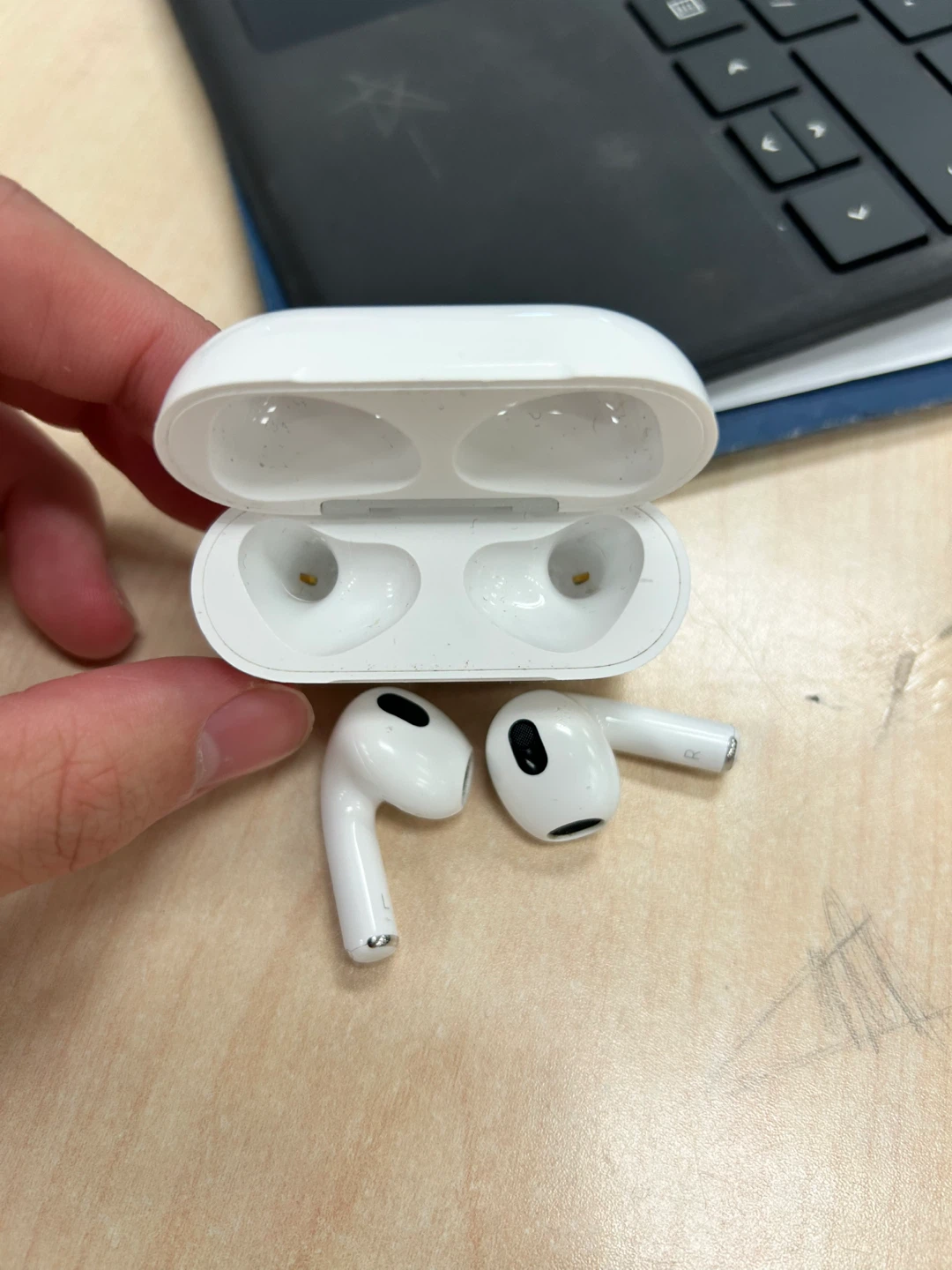 Apple AirPods (3rd generation) - photo 2