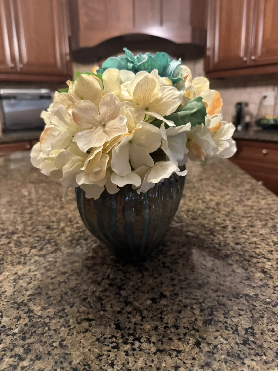 Floral Arrangement in Decorative Vase image indicator(2)