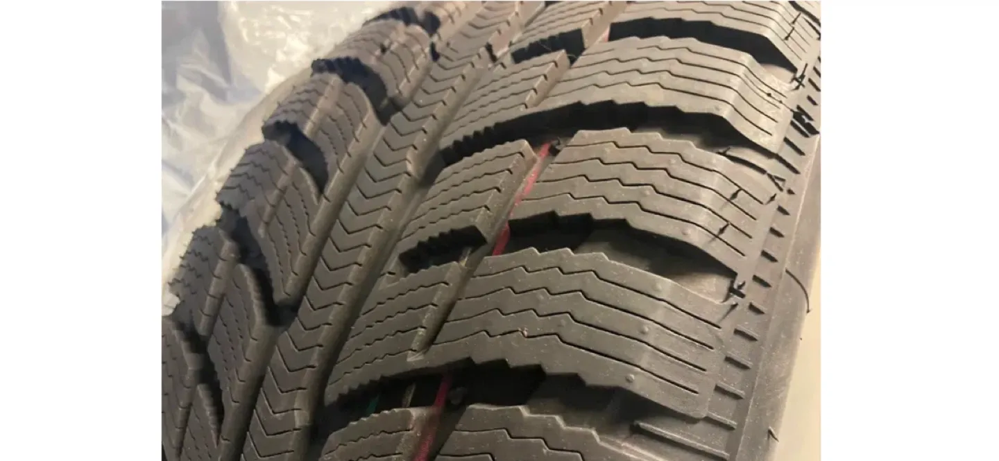 Goodyear 235/55R17 Winter Tire image indicator(2)