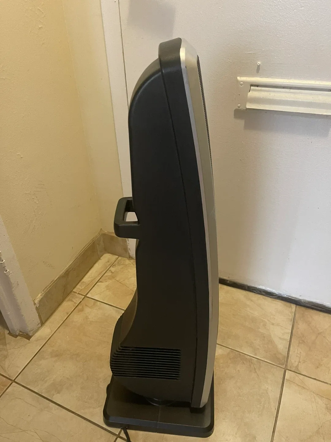 Lasko Space-Saving Digital Ceramic Tower Heater image indicator(2)