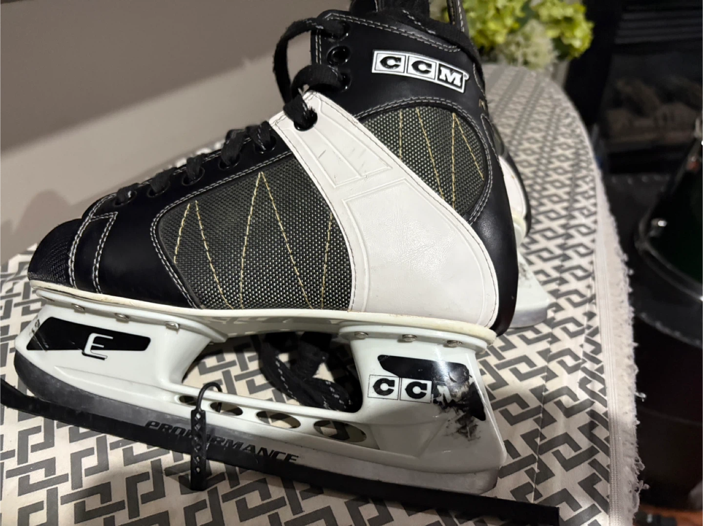 CCM Intruder Ice Skates Size 7 - photo 4
