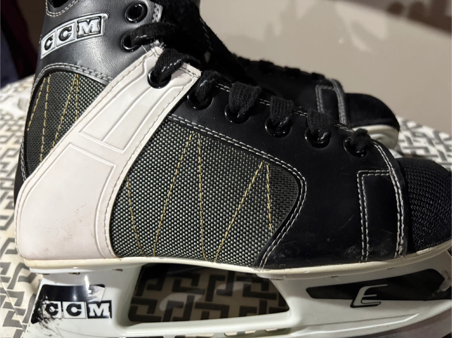 CCM Intruder Ice Skates Size 7 - photo 2
