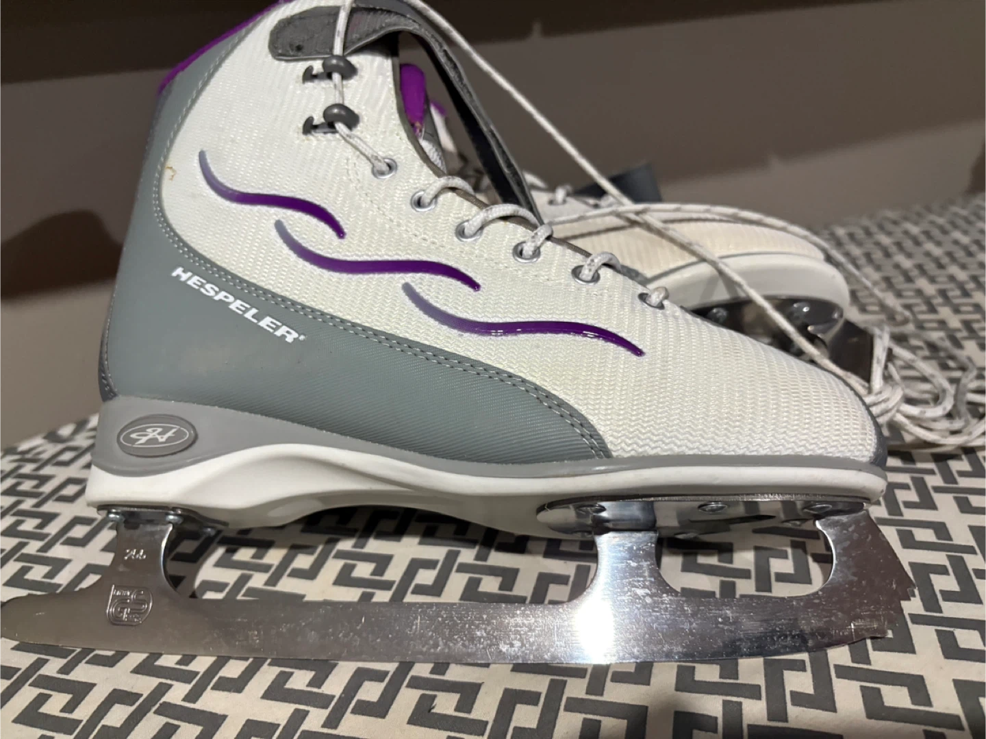 Hespeler Ice Skates - Size 7 Women