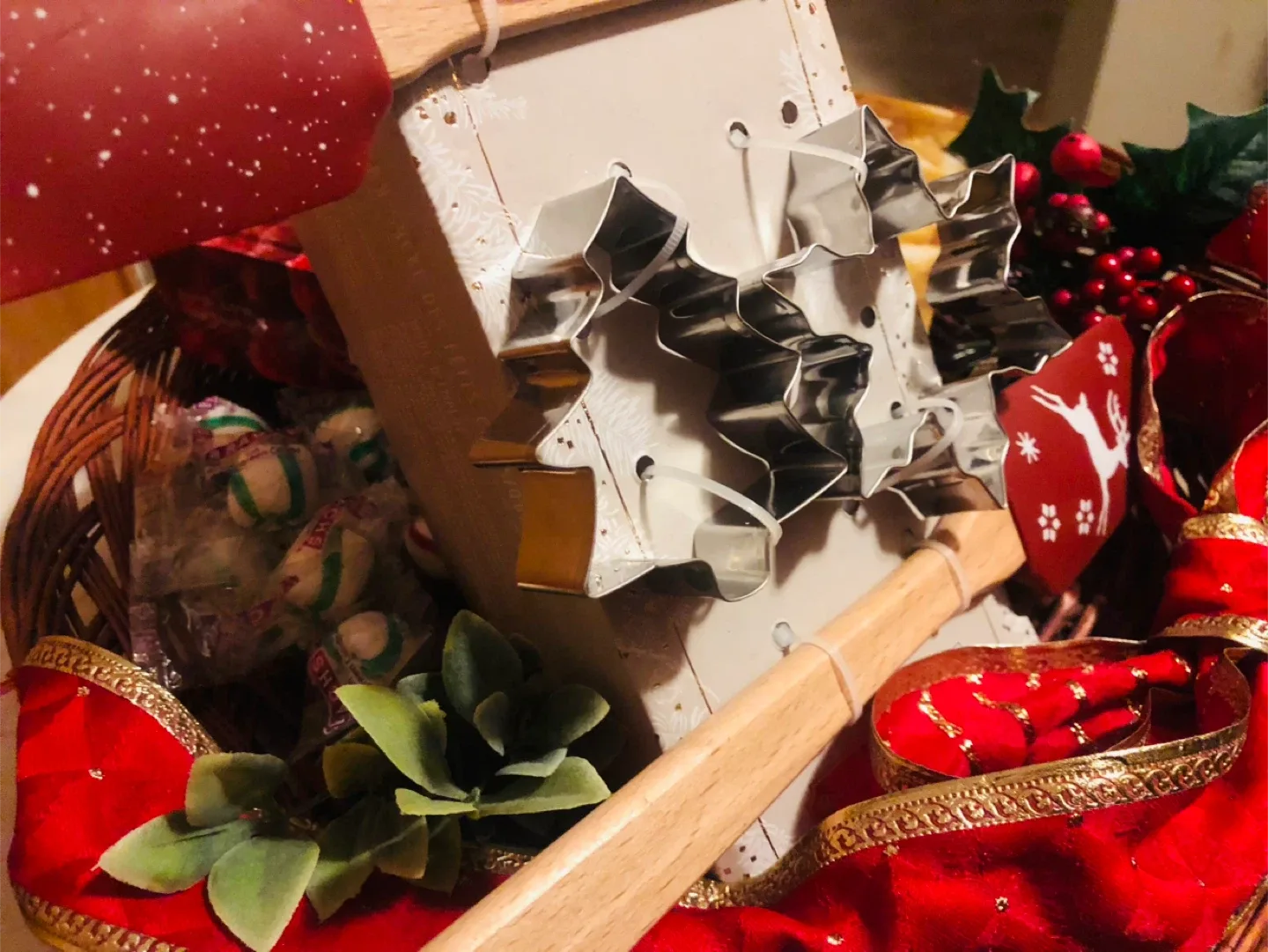 🎄 Baking Gift Basket: Huge Book, Cutters, Spatulas image indicator(3)