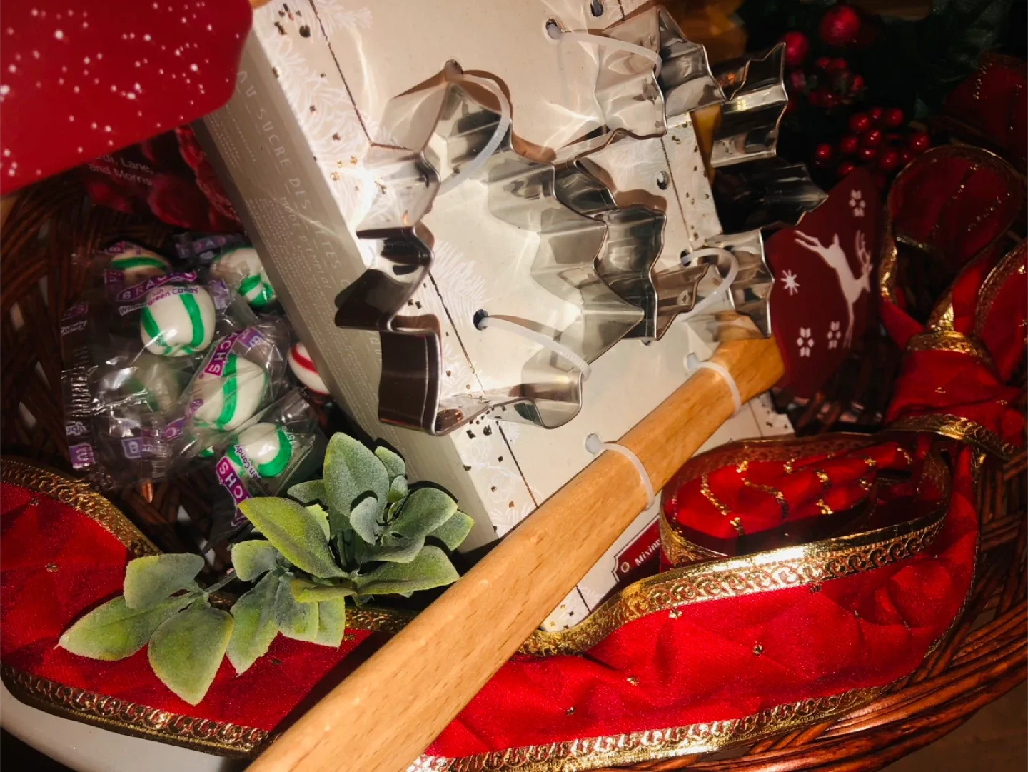 🎄 Baking Gift Basket: Huge Book, Cutters, Spatulas image indicator(5)