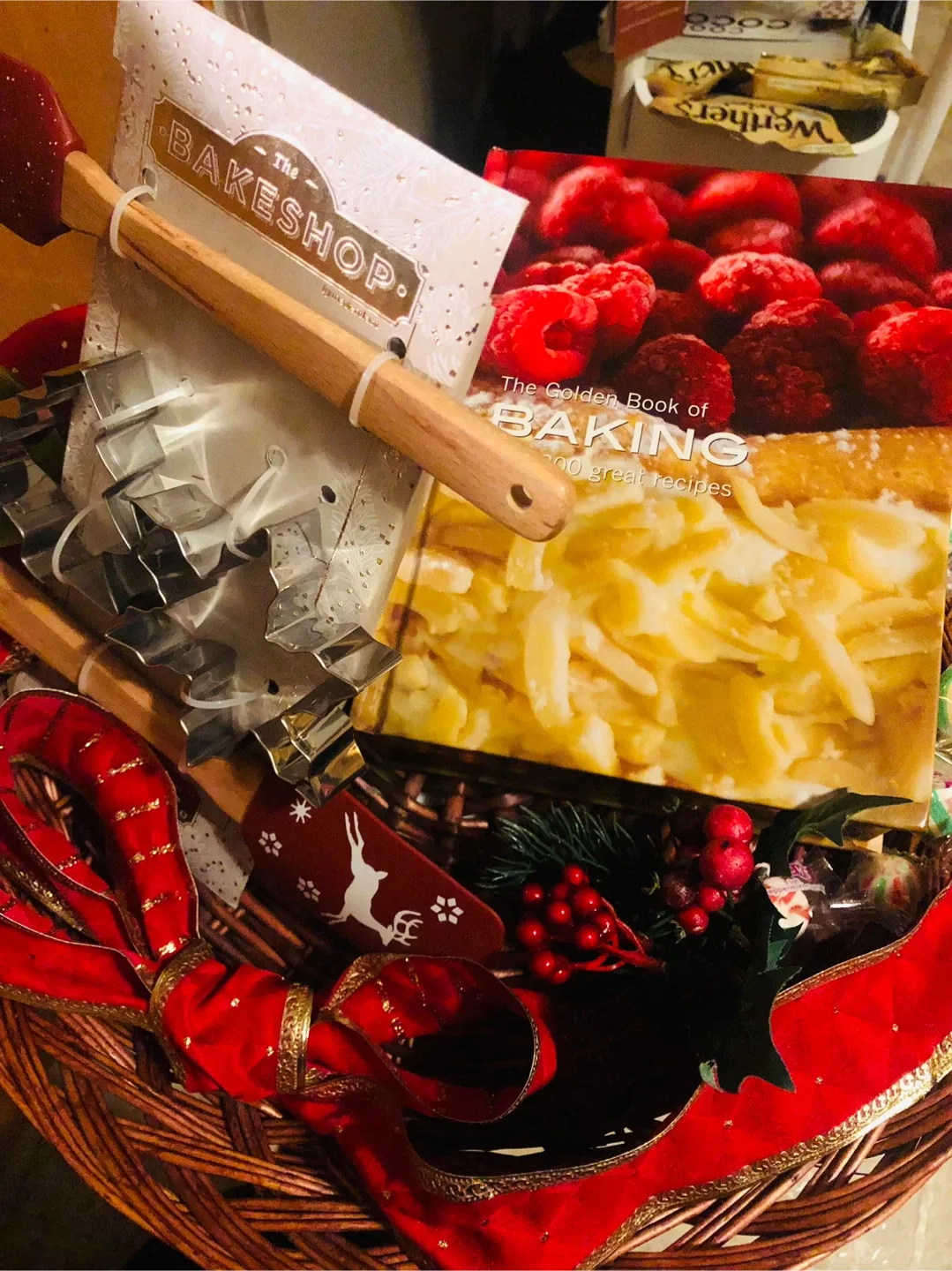 🎄 Baking Gift Basket: Huge Book, Cutters, Spatulas image indicator(4)